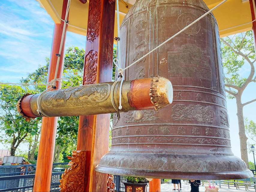 Cận cảnh hoa văn trên thân chuông và gậy gõ chuông 