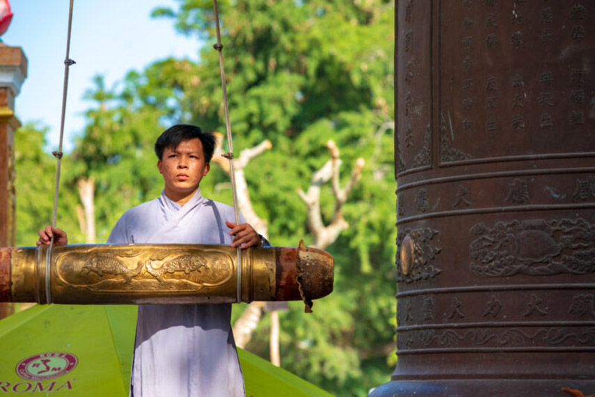 Khoảnh khắc nam Phật tử gõ Đại hồng chung