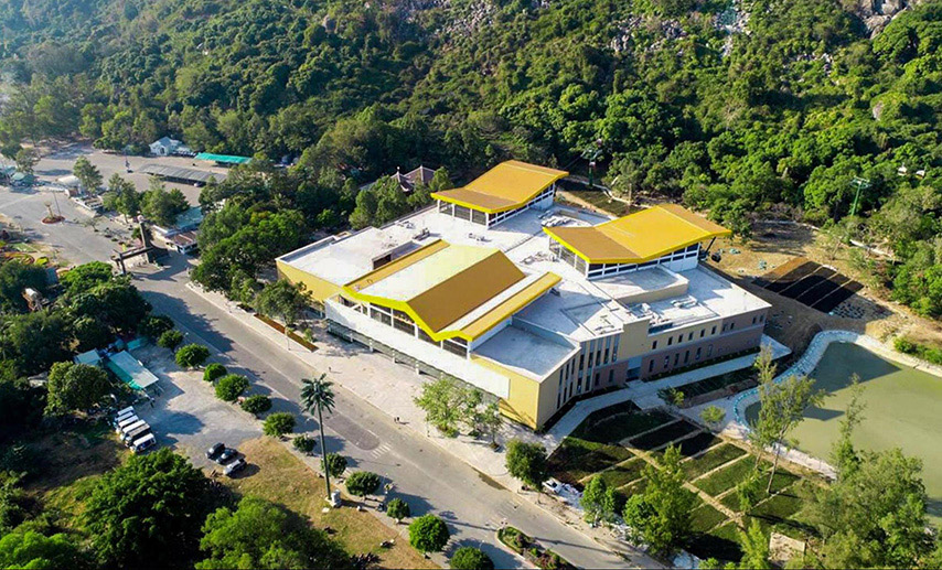 Thiết kế mái sóng lượn tượng trưng cho ba ngọn núi của nhà ga Bà Đen 