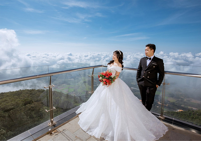 Cặp đôi trẻ chụp ảnh tại ban công nhà ga Vân Sơn 