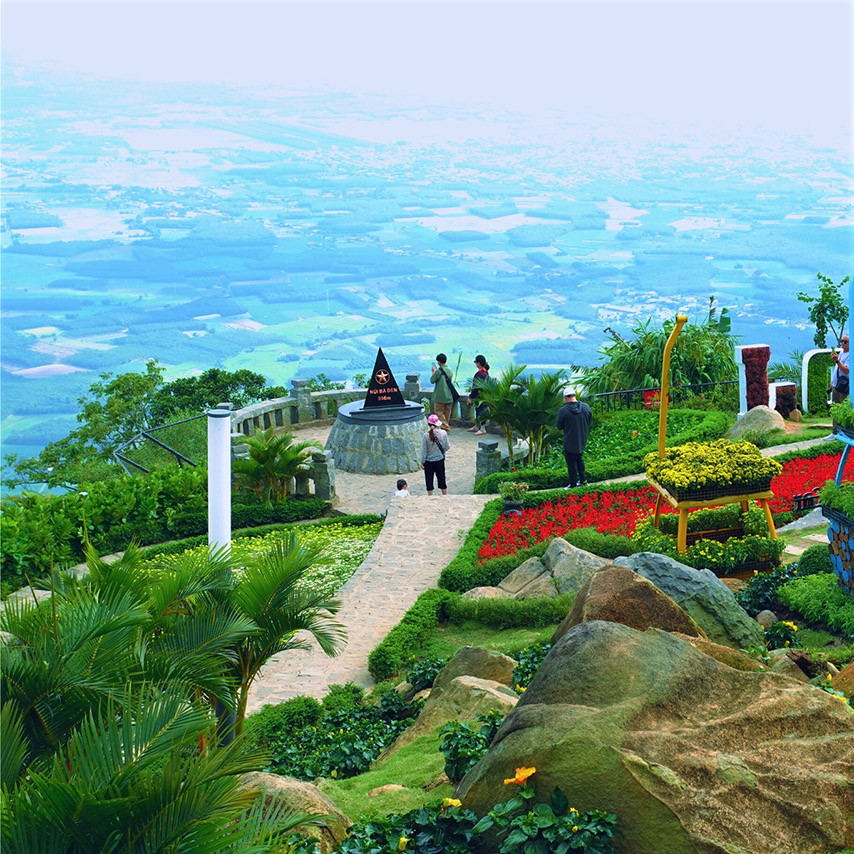 Bậc thang dẫn đến chóp đỉnh núi Bà Đen 