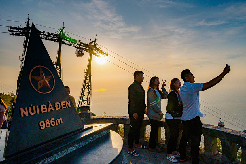 Du khách check in bên ánh chiều tà trên chóp đỉnh núi Bà Đen 