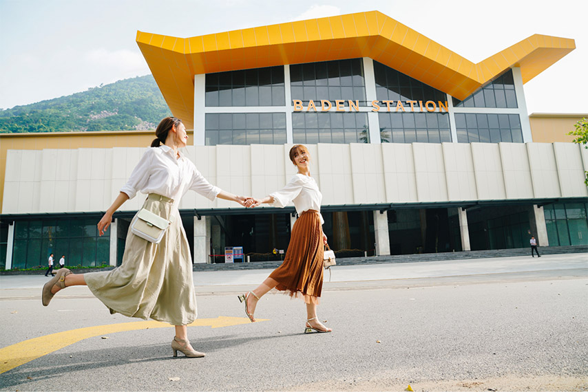 Hai du khách tạo dáng trước sân nhà ga Bà Đen 
