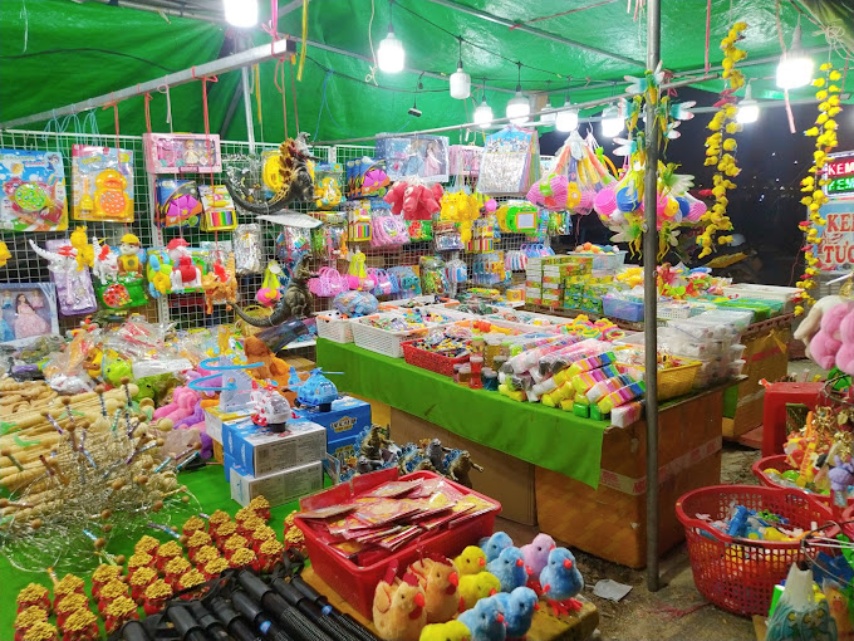 Quầy đồ chơi, phụ kiện được nhiều người quan tâm 