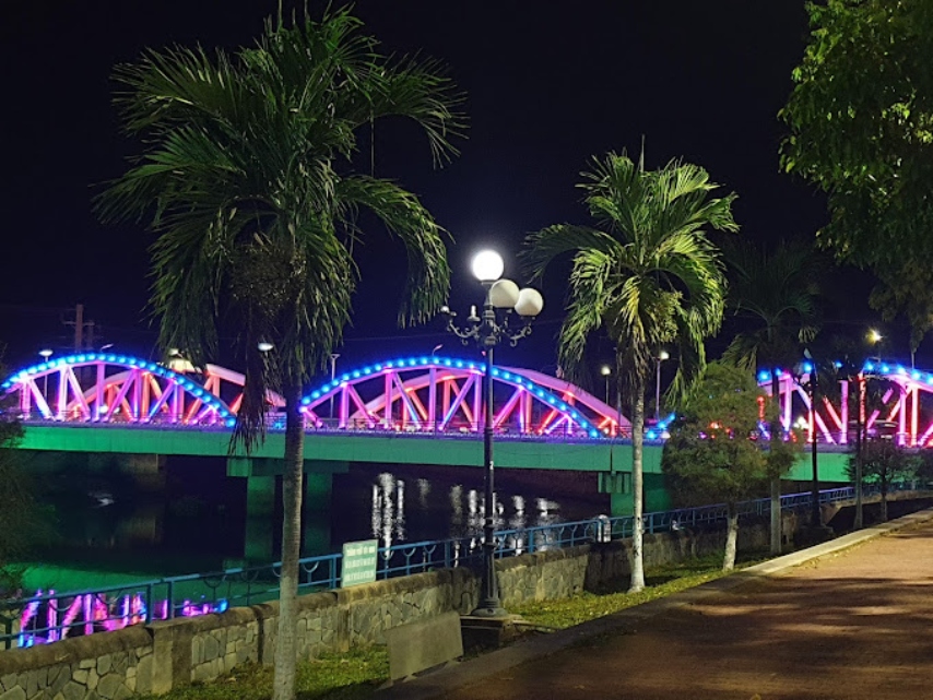 Chợ đêm Tây Ninh nằm dọc bờ kè 