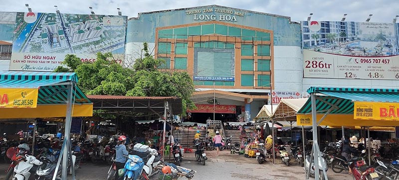 Bãi đỗ xe lớn trước cửa 1 chợ Long Hoa