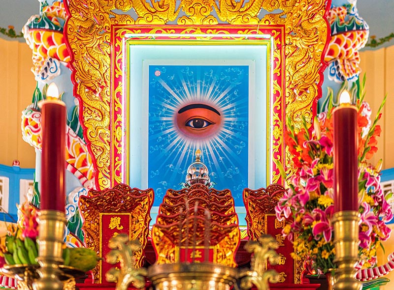 Ban thờ theo đạo Cao Đài  - tôn giáo lớn ở Tây Ninh