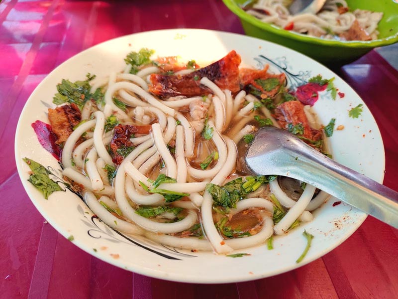 Du khách khi đến chợ, có thể thưởng thức bánh canh chay 