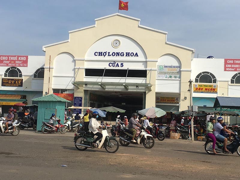 Lựa chọn đi xe mát tới chợ Long Hoa sẽ giúp bạn chủ động hơn cho lịch trình di chuyển 