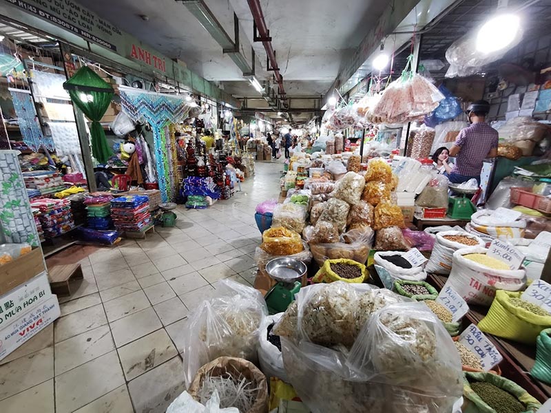 Các gian hàng thổ sản được bày bán tại chợ