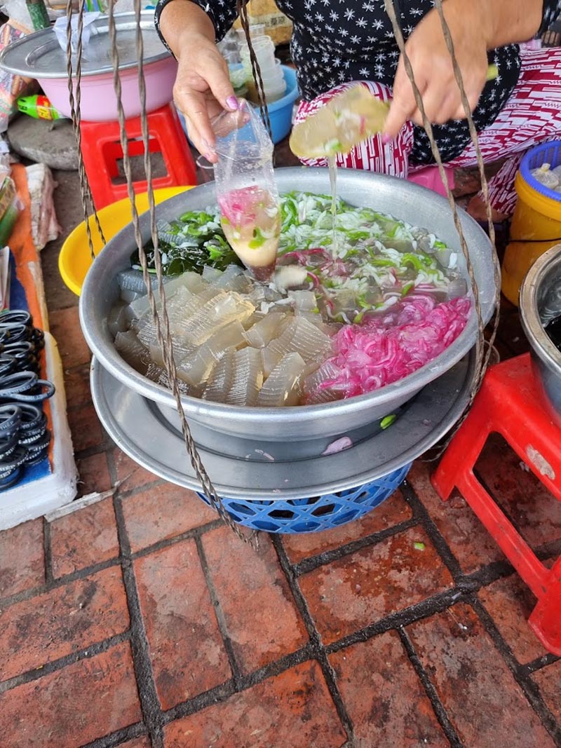 Gian hàng bánh khọt, sương sáo trước cửa 1 chợ Long Hoa 