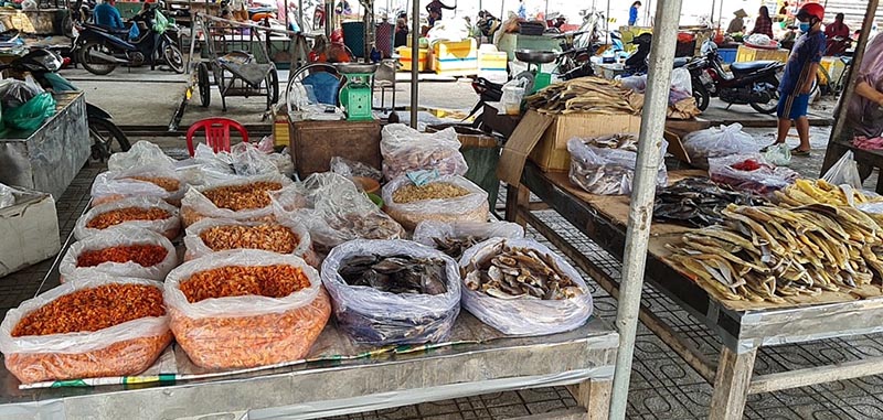Nhiều loại cá khô được bày bán trong chợ Long Hoa