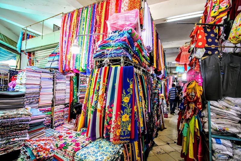 Khu vực bán vải, quần áo trong chợ Long Hoa