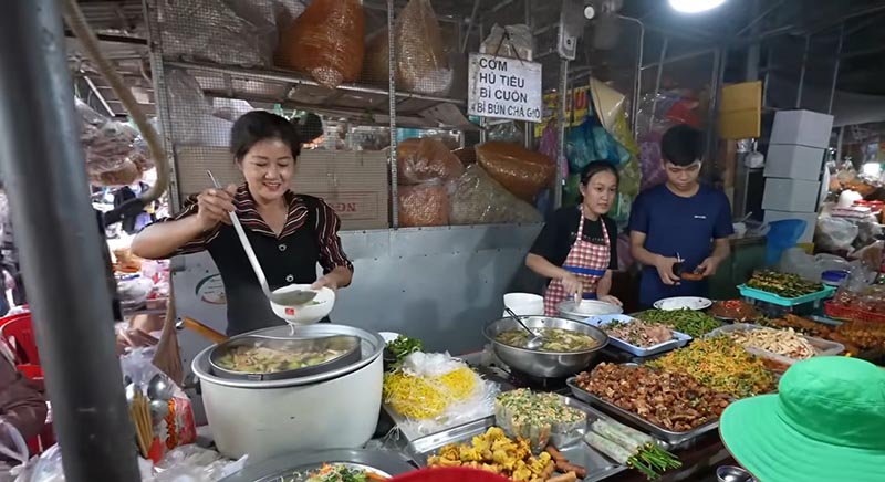 Quán chay trong chợ Long Hoa 