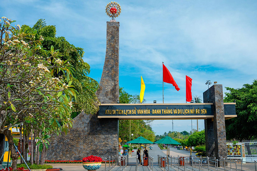 Du khách cần chi trả vé vào cổng khi đi đi chùa Bà Tây Ninh