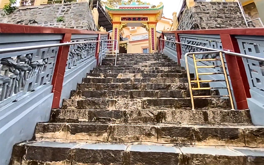 Bậc thang dẫn lên cổng Chùa Hang trên núi Bà Đen, Tây Ninh