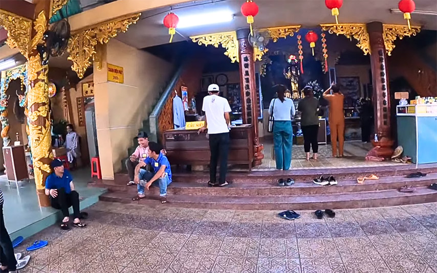 Điện thờ Linh Sơn Thánh Mẫu và Đạt Ma Tổ Sư nằm trong khuôn viên chùa