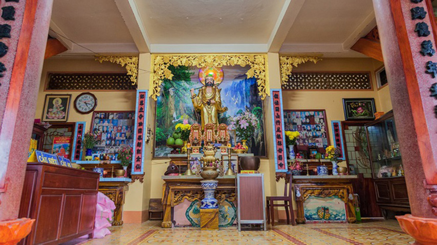 Không gian bên trong Chùa Linh Sơn Long Châu (chùa Hang) 