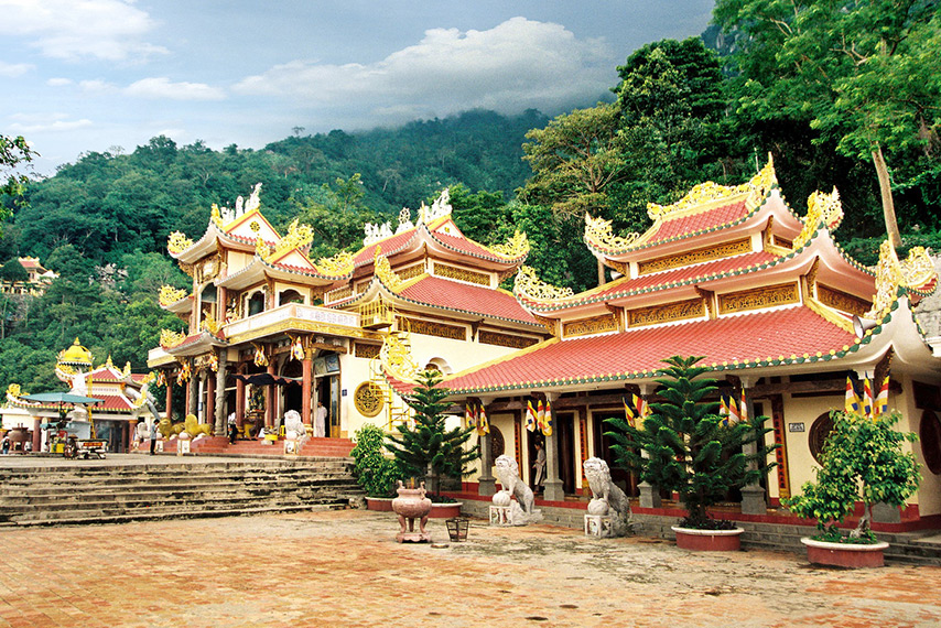 Không gian, quang cảnh của chùa Linh Sơn Tiên Thạch (chùa Bà) 