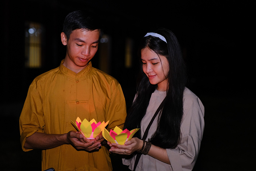Các phật tử thả đèn hoa đăng tại chùa Tây Pháp 
