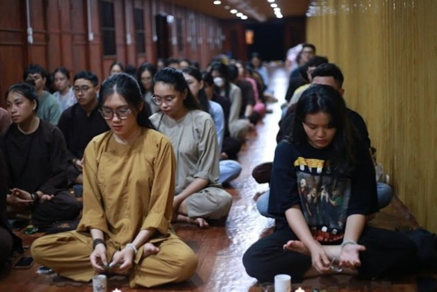 Các bạn trẻ tham gia hoạt động thực hành tâm linh tại chùa Tây Pháp 