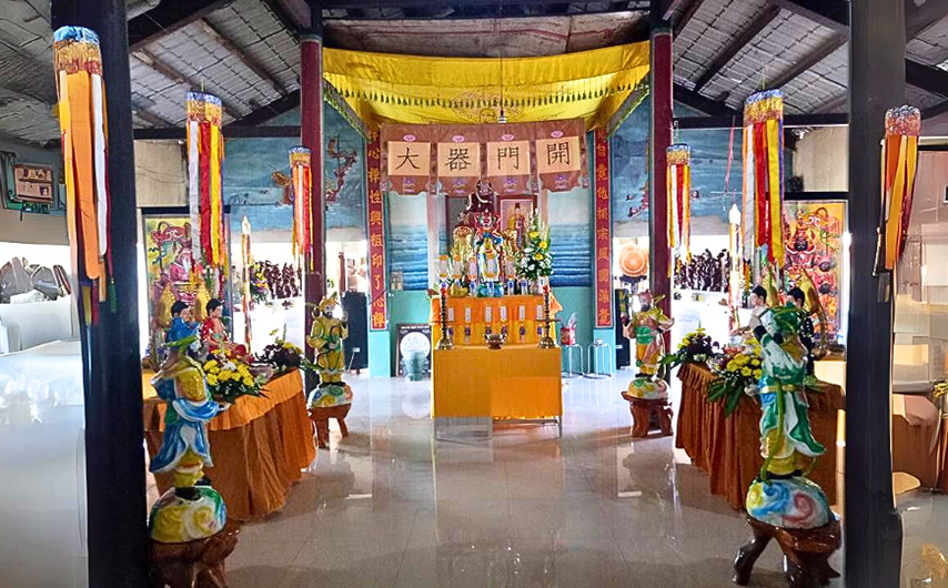 Bàn thờ chính điện chùa Giác Ngạn - một trong những ngôi chùa Tây Ninh 