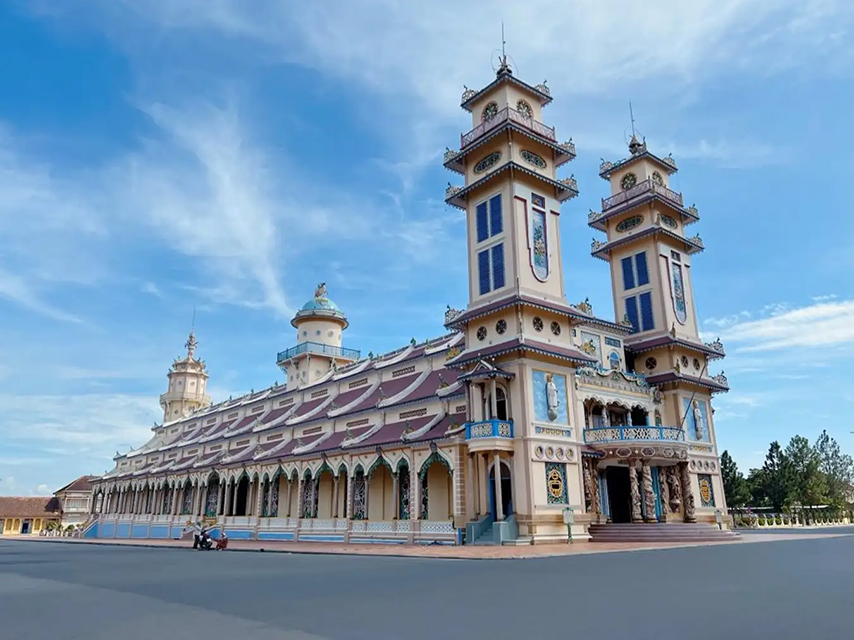 Toà Thánh Tây Ninh nhìn từ bên ngoài 