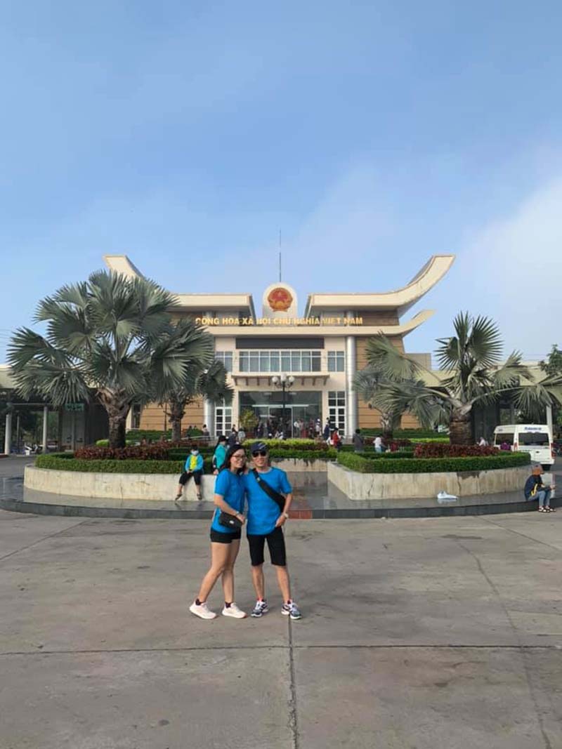 Du khách check-in trước tòa nhà hành chính tại cửa khẩu Mộc Bài 