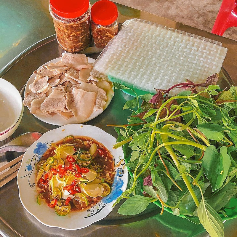 Mắm chua thịt luộc kết hợp với rau sống và bánh tráng