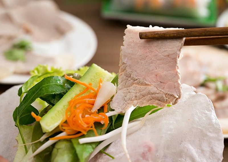 Bánh tráng phơi sương cuốn cùng thịt luộc và rau rừng
