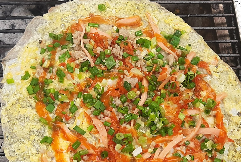 Bánh tráng nướng là món ăn vặt được nhiều bạn trẻ ưa thích
