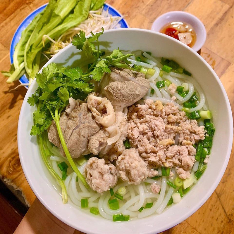 Bát bánh canh Trảng Bàng đầy đặn với nước dùng trong vắt