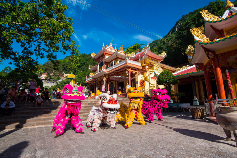 Hòa mình với những màn múa lân nhiệt huyết trong ngày lễ vía
