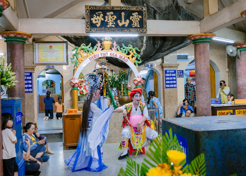 Tiết mục cải lương mang lại tiếng cười cho du khách