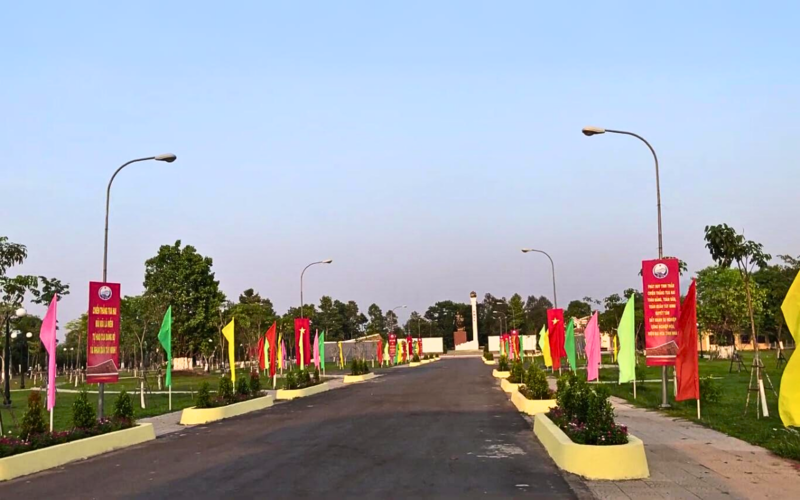 Cờ bay phấp phới khắp khuôn viên di tích trong những ngày xuân 