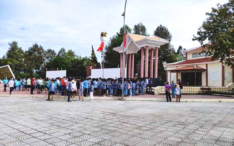 Đông đảo du khách tham quan Nhà bia tưởng niệm