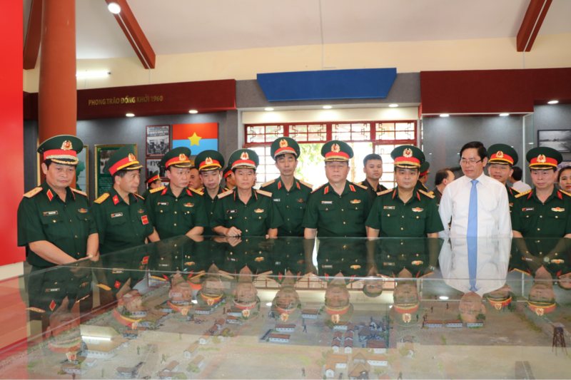 Sa bàn mô phỏng căn cứ Tua Hai được trưng bày trong tủ kính