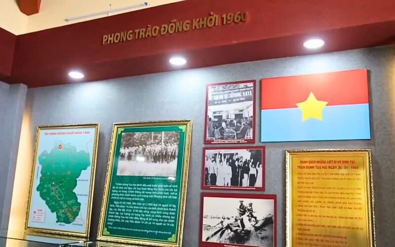 Lá cờ Giải phóng nổi bật tại khu tranh ảnh