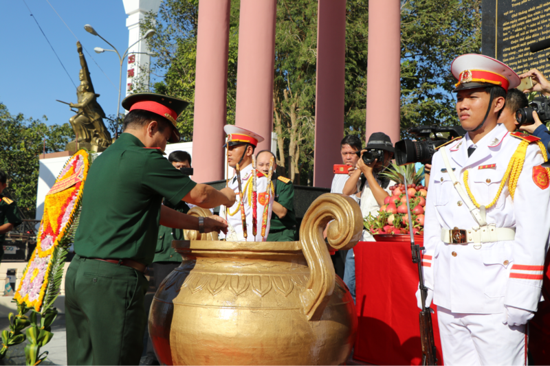 Thượng tướng Lê Chiêm - Thứ trưởng Bộ Quốc phòng dâng hương tưởng niệm tại di tích Chiến thắng Tua Hai ngày 05/01/2020