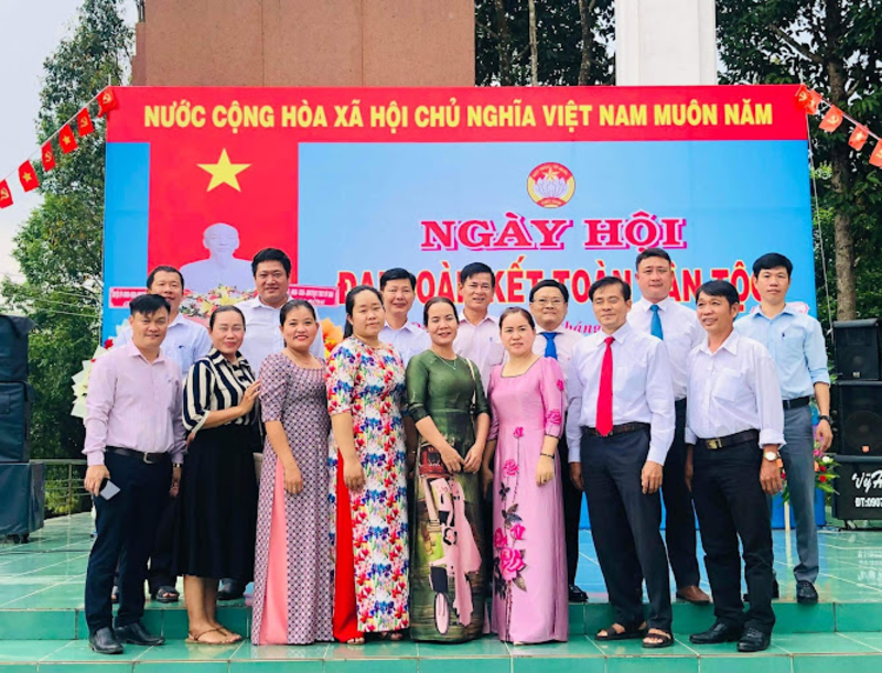 Các cán bộ nữ duyên dáng trong tà áo dài nhân Ngày hội Đại đoàn kết toàn dân tộc tại di tích