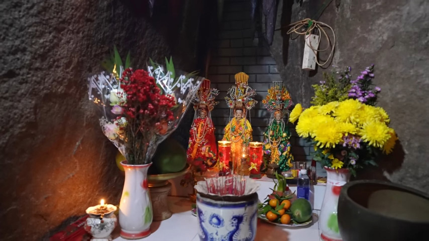 Tượng thờ ba cô bằng đá đặt trong động Ba Cô 