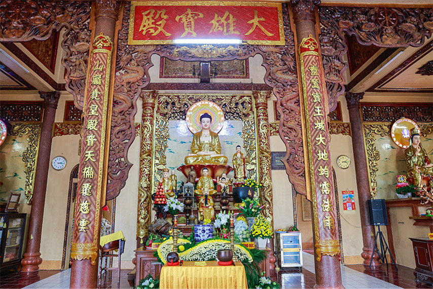 Gian thờ cúng khang trang bên trong chánh điện chùa Bà