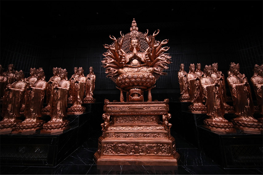 Bức tượng đồng chạm khắc tinh xảo tại trung tâm triển lãm 