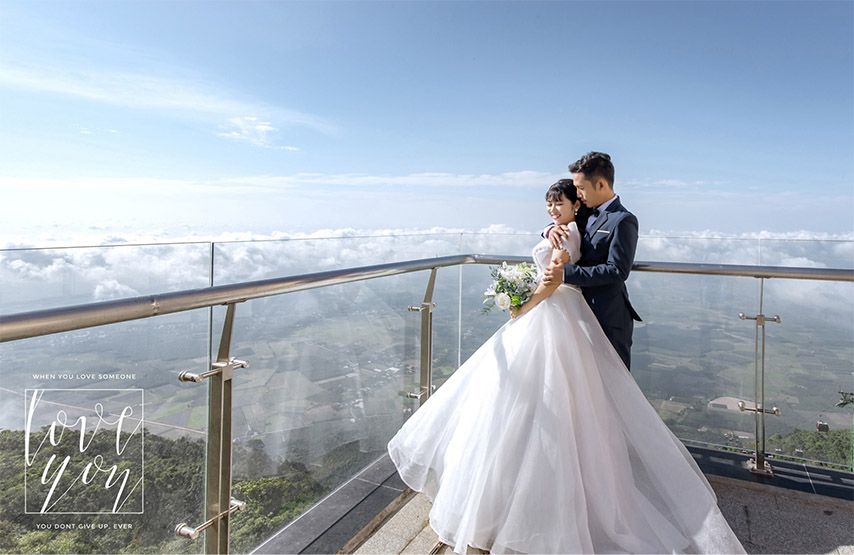 Du khách chụp ảnh với biển mây cuồn cuộn khi nhìn từ ban công nhà ga Vân Sơn 
