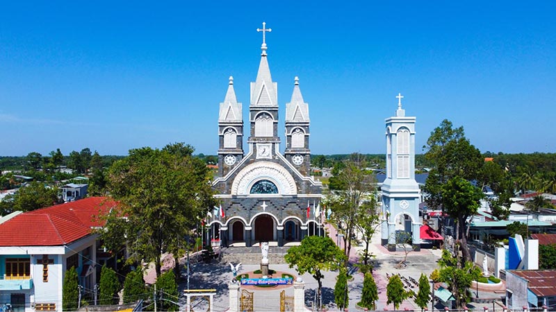 Nhà thờ giáo xứ Vinh Sơn trông như tòa lâu đài 