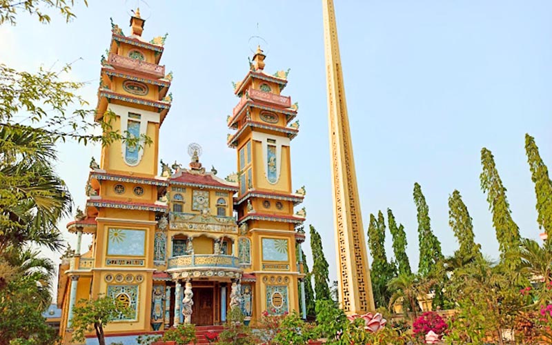 Trụ phướn được đặt ngay giữa sân trước thánh thất Ninh Sơn