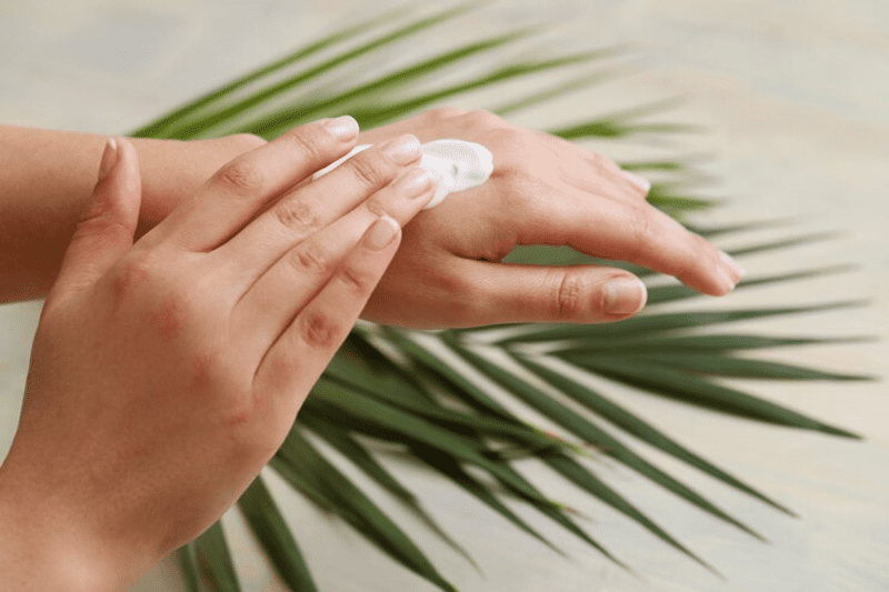 Bạn nên bôi kem chống nắng để hạn chế tác động tiêu cực của tia cực tím