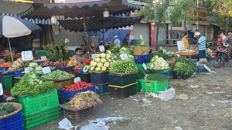 Các mặt hàng được bày bán tại chợ Thạnh Đức 