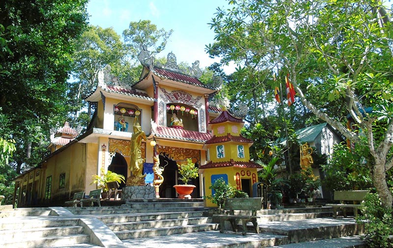Chùa Cao Sơn toạ lạc trên một gò đất cao