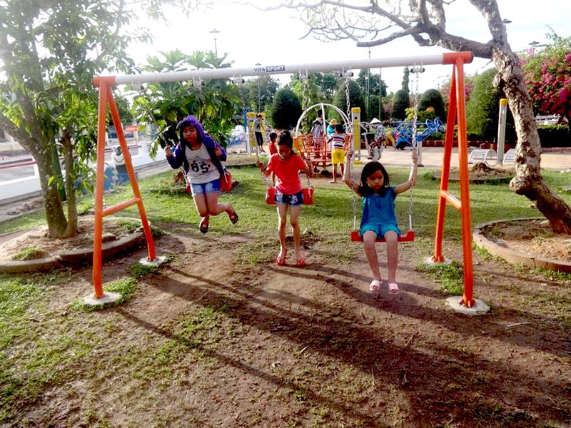 Nhiều thiết bị vui chơi hiện đại được lắp đặt trong công viên Trần Quốc Đại 